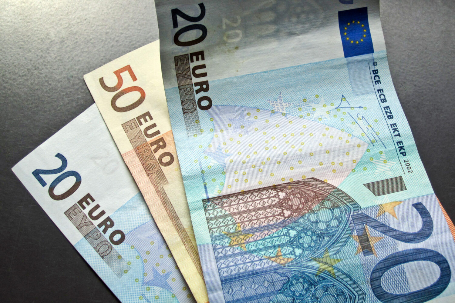 Närbild på 2 20-eurosedlar och en 50-eurosedel