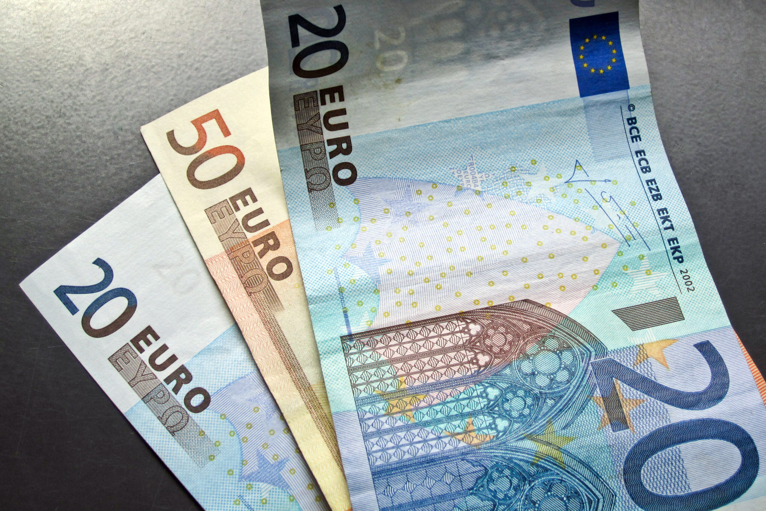 Närbild på 2 20-eurosedlar och en 50-eurosedel